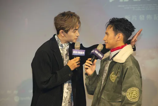 饒舌新秀阿夫認了穩交6年女友 下一秒被他霸氣壁咚