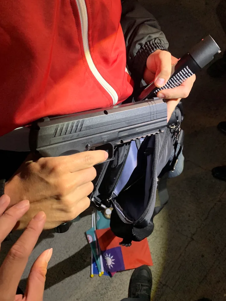 昨日造勢，維安查獲一男欲攜鎮暴槍、彈匣及辣椒噴霧入場。民眾黨提供