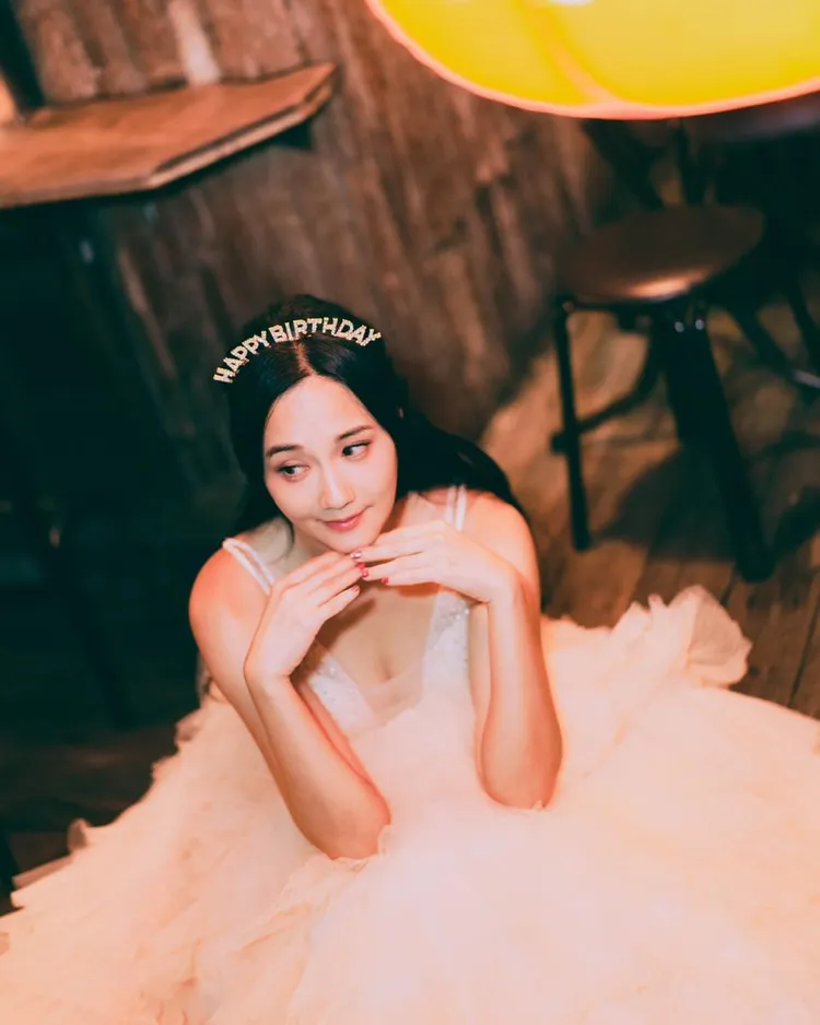 何妤玟47生日曬深V炸乳婚紗照。翻攝何妤玟臉書