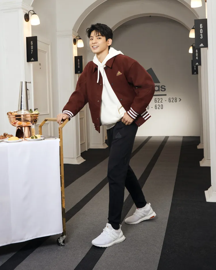 林柏宏以棒球外套搭配連帽上衣打造休閒穿搭。品牌提供