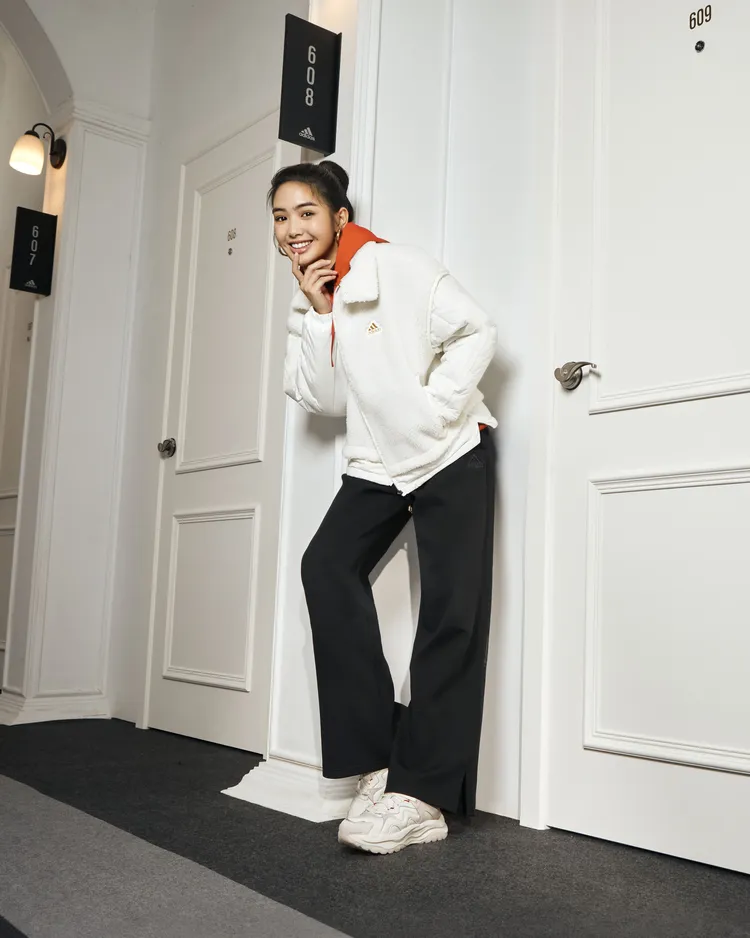 雷嘉汭換上可雙面穿的羊羔毛外套。品牌提供