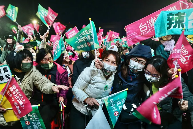 人潮聚集且無法保持適當距離或通風不良之場合，疾管署建議戴口罩。林林攝