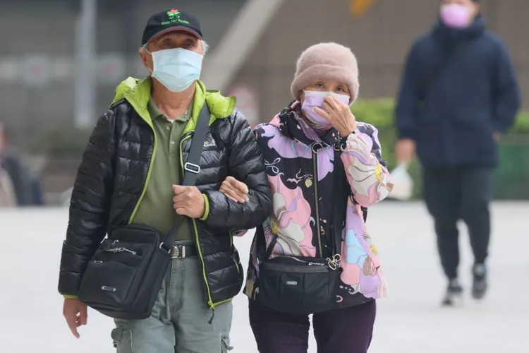 國內醫院、診所及一般護理之家、老人福利機構等室內空間規定全程戴口罩。彭欣偉攝