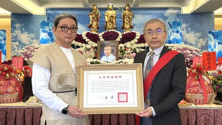 台南市傳統工藝「粧佛」保存者蔡天民11日辭世，27日公祭，文化部文化資產局長陳濟民（右）出席代表頒贈文化部旌揚狀，由蔡天民之子蔡友誠（左）代表受贈。中央社