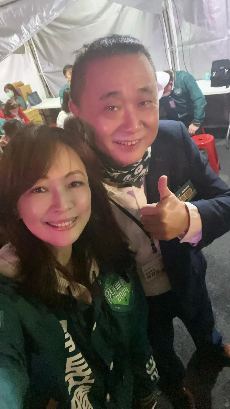 女星郭昱晴當選立委，後台與邰智源自拍引起熱議。翻攝郭昱晴臉書