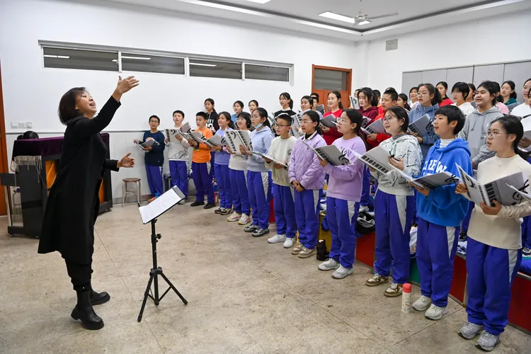 中國山西一所中學的學生合唱團正在練習。新華社