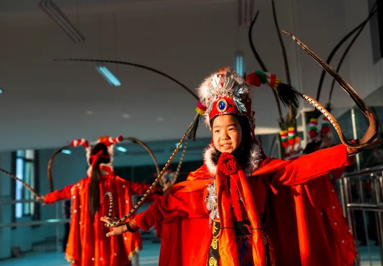 重慶一所小學的學生正上川劇變臉課。新華社