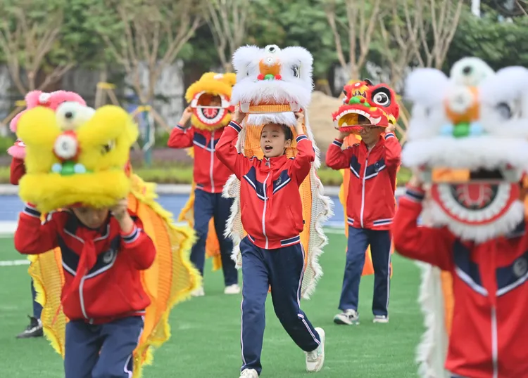 廣西梧州的小學生正進行舞獅課。新華社