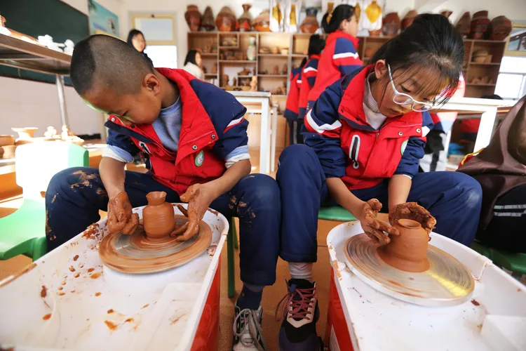 甘肅臨洮的小學生正進行泥塑彩陶課。新華社