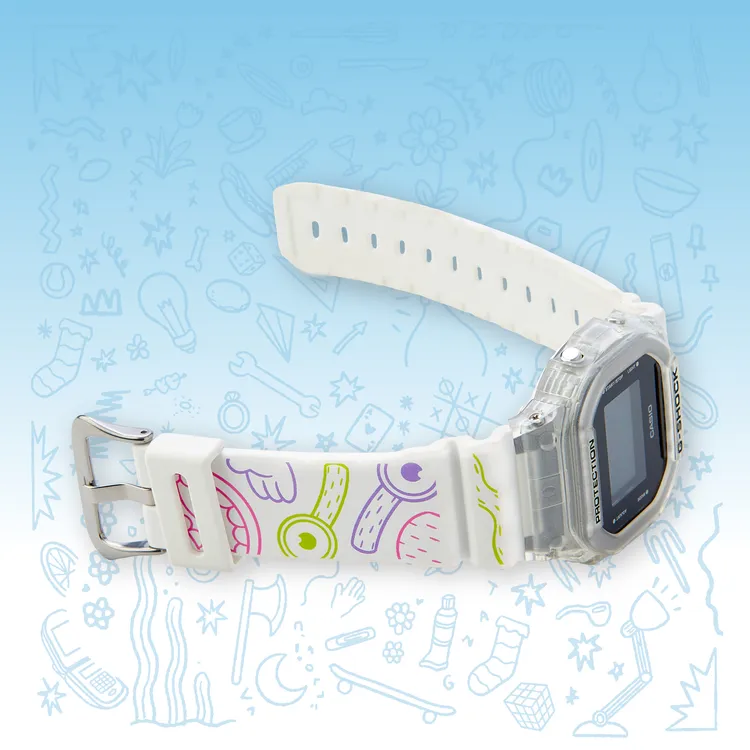 白色樹脂錶帶上繪有「保介」的眼睛、嘴巴、手、腳等部位輪廓。品牌提供