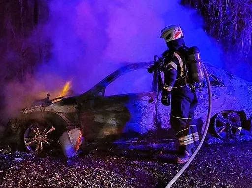 桃園山區停車場凌晨火燒車　火勢撲滅赫見1焦屍
