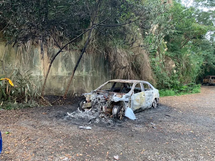 警消撲滅火勢後赫見其內一具焦屍。桃園市消防局提供