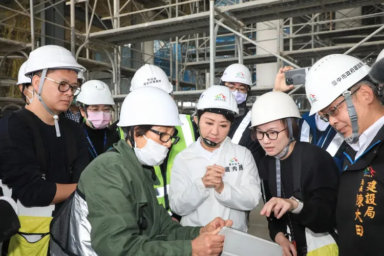 綠美圖積極興建中，圖為盧秀燕先前陪同日本建築師妹島和世視察工程進度。台中市政府提供
