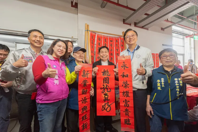 張善政預祝攤商生意興隆，歡迎大家「龍」來桃園。桃園市府提供