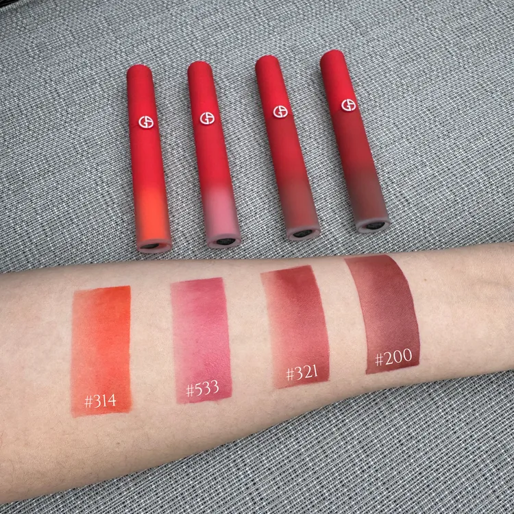 GIORGIO ARMANI奢華絲絨雲霧唇萃試色，各1550元。張家玲攝