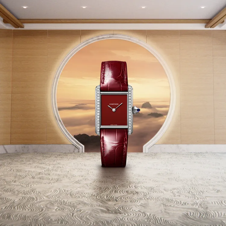 卡地亞Tank Must農曆新年限定錶款，大膽紅色真漆錶盤搭配鑽石錶殼，19萬5000元。品牌提供