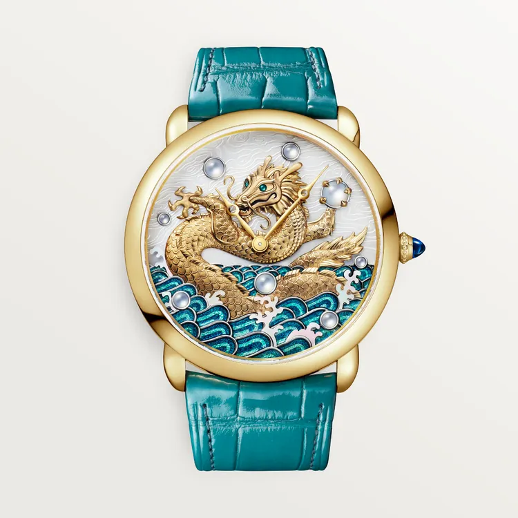 卡地亞Ronde Louis Cartier亞洲限定高級珠寶腕表，42mm，白色珍珠母貝錶面，青藍色鱷魚皮錶帶，手動上鍊機械機芯，397萬元。品牌提供