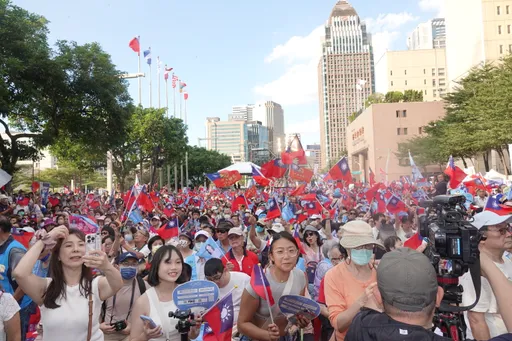 柯文哲酸國民黨活動後地上滿是國旗　侯辦反擊「選舉到了柯心中才有國旗」