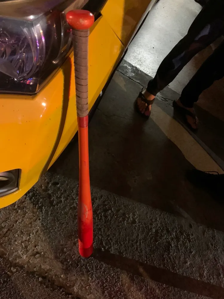 弟弟行凶用的球棒。民眾提供