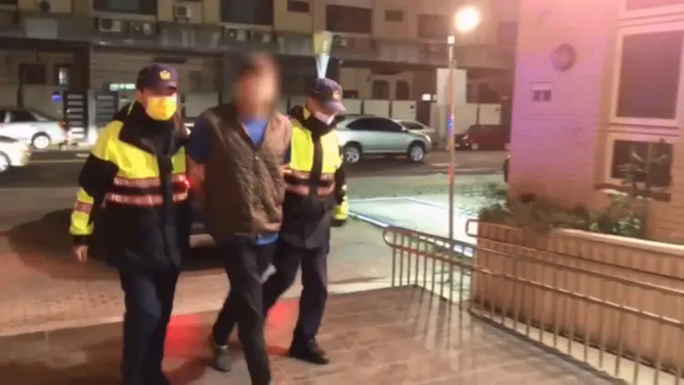 44歲游姓男子持球棒打死親哥哥，被警方逮捕帶回派出所。民眾提供