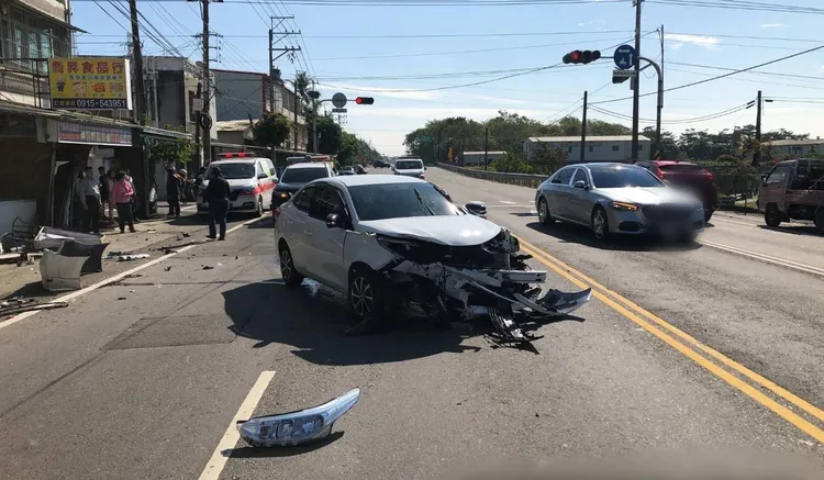 高雄阿蓮區兩車相撞，駕駛與乘客均受傷送醫。警方提供