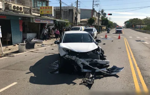 高雄2車相撞「衝進2間民宅」!現場滿目瘡痍4人傷