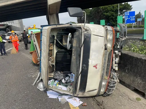 國1南下新竹路段小貨車擦撞翻泛1傷 疑未注意車前狀況急煞釀禍