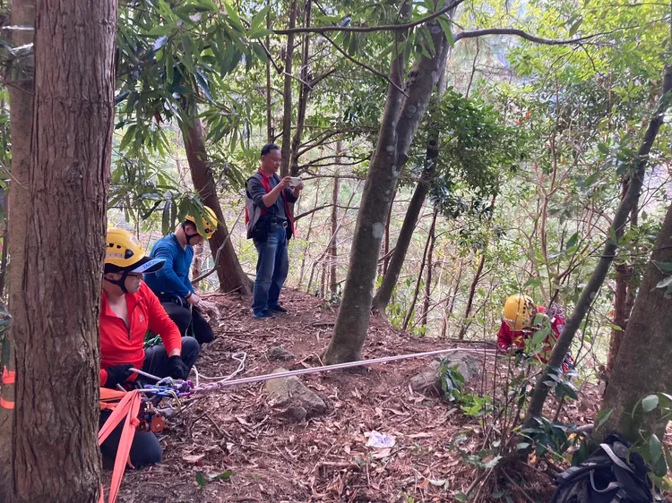 警消垂降百米深斷崖，展開搜尋。台中市消防局提供