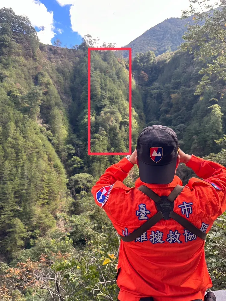 警消至對面山頭觀望協尋。台中消防局提供