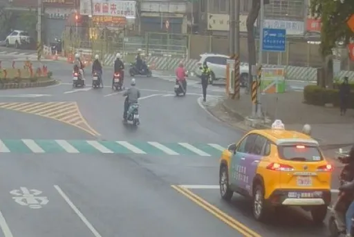 桃園翁闖紅燈還滿身酒氣 嚷嚷沒喝酒!置物箱這2瓶露餡了