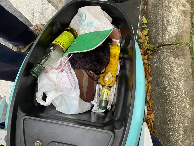 警方在機車置物箱發現二瓶竹葉青酒。桃園警分局提供