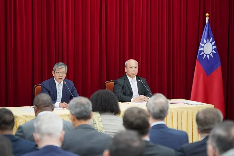 謝武樵及陳朝建回應駐台使節及代表的提問。外交部提供