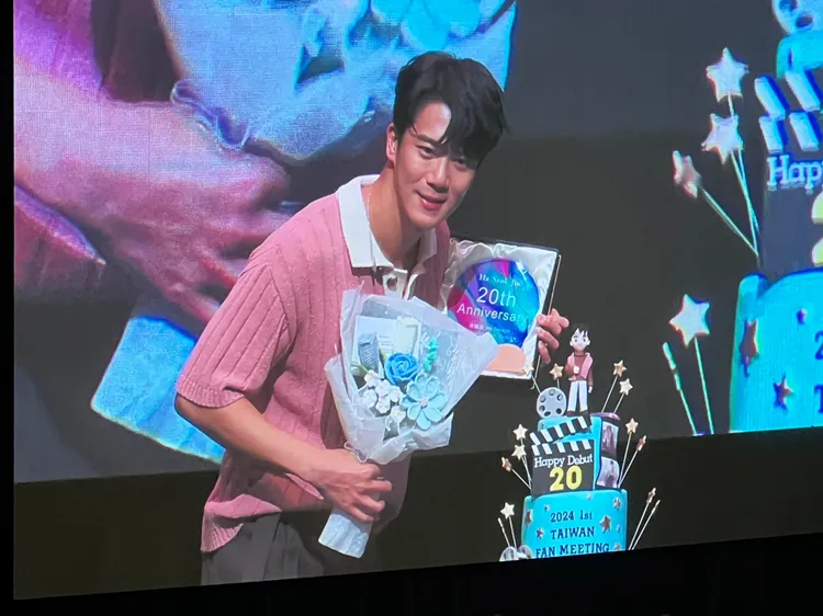 河錫辰與粉絲送上的20周年蛋糕合照。讀者提供