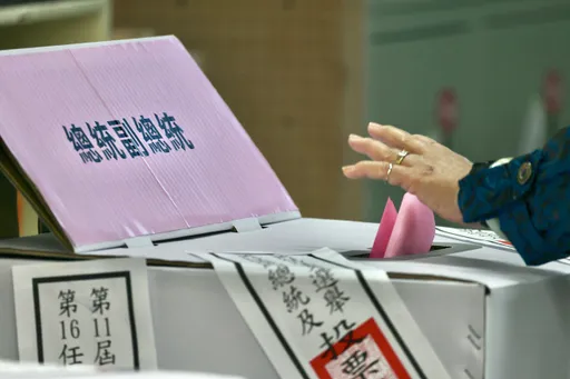 投票狀況多!新北民眾違規拍攝、撕毀選票 還有人圈選處接電話聊天