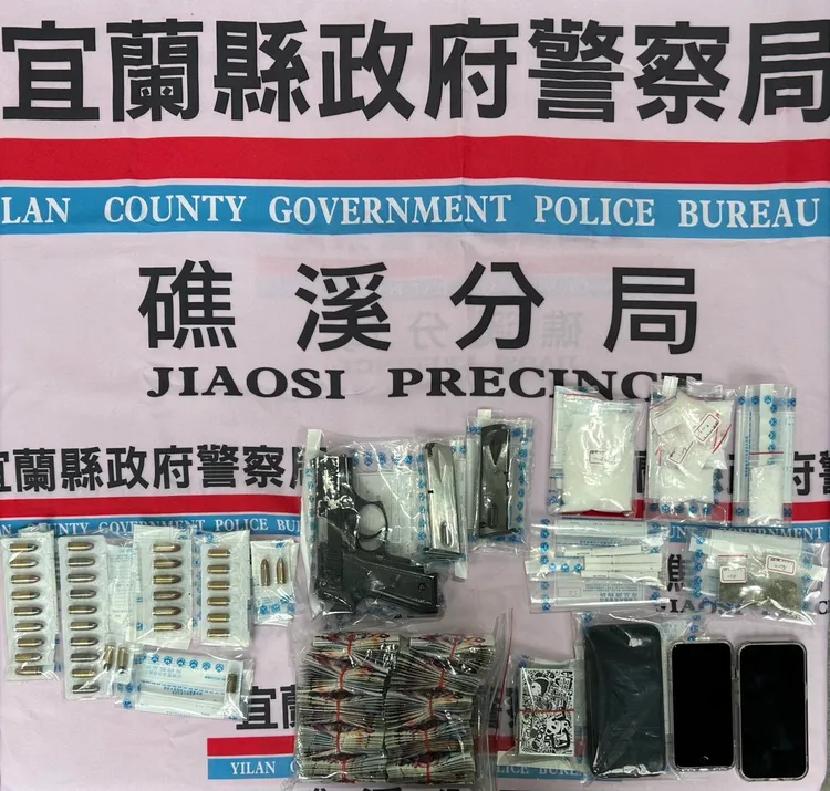警方查獲槍毒等相關證物。翻攝畫面
