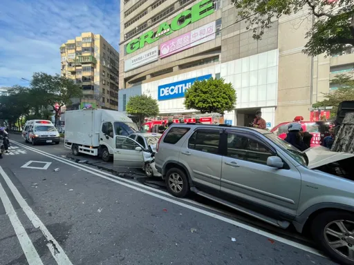 5車「骨牌連環撞」畫面曝光　肇事駕駛嚇壞：我只是撿手機