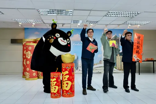 龍年行大運！開箱龍年春聯及開運紅包　陳其邁祝賀市民興隆平安