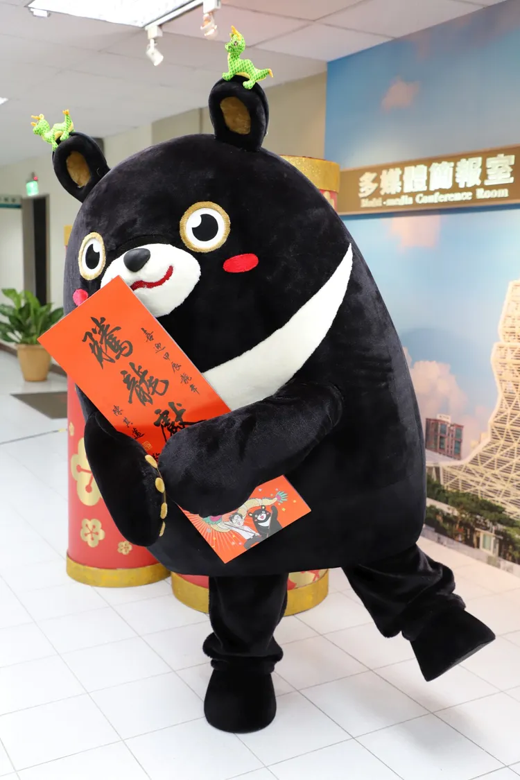 高雄熊手拿繽紛圓滿的放大版紅包現身。市府提供