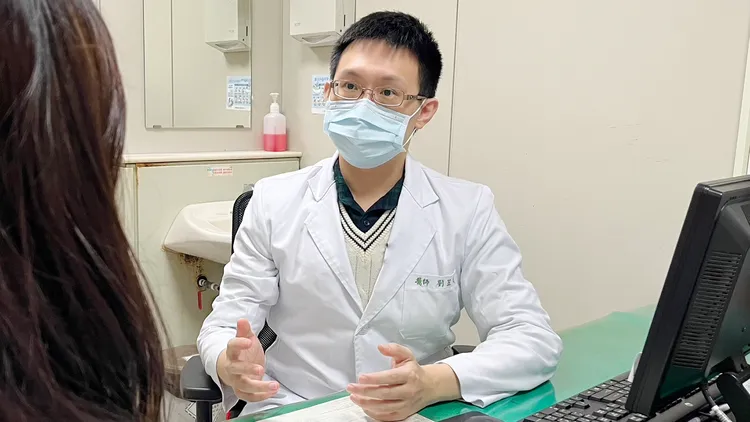 中港澄清醫院中心臟血管內科劉昱成醫師說，高血壓、高膽固醇、高血糖的人，是突發性心肌梗塞高危險群，務必要規則服藥控制。院方提供