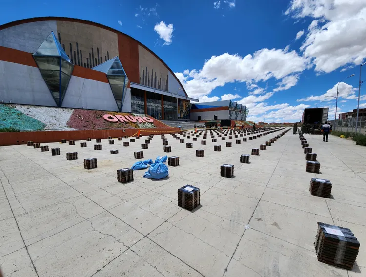 玻利維亞查獲史上最大宗古柯鹼走私，拼接木地板內藏8.7公噸毒品。路透社