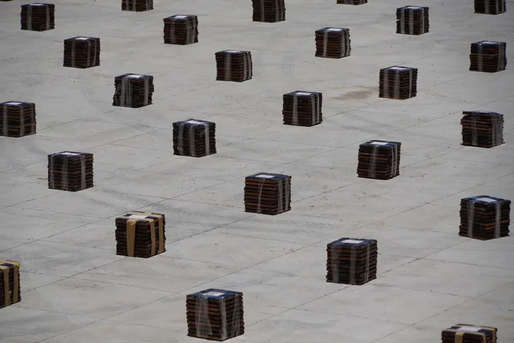 玻利維亞查獲史上最大宗古柯鹼走私，拼接木地板內藏8.7公噸毒品。路透社