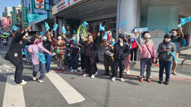 支持者站在街頭熱情回應。民眾黨南市黨部提供