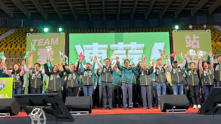 賴清德帶領劉建國及後援會成員高喊凍蒜。劉建國競總提供