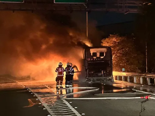 國2大湳路段遊覽車火燒車 現場火勢猛烈、幸無人員傷亡
