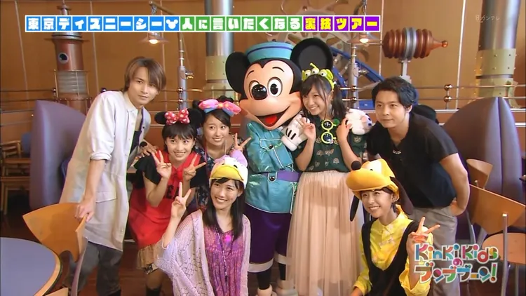 「桃色幸運草Z」2015年與「KinKi Kids」節目中同遊迪士尼樂園，當時有安杏果（右三）尚未退團。翻攝日本yahoo