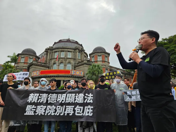 黃國昌去年底率大批民眾到監院門口抗議。黃辦提供