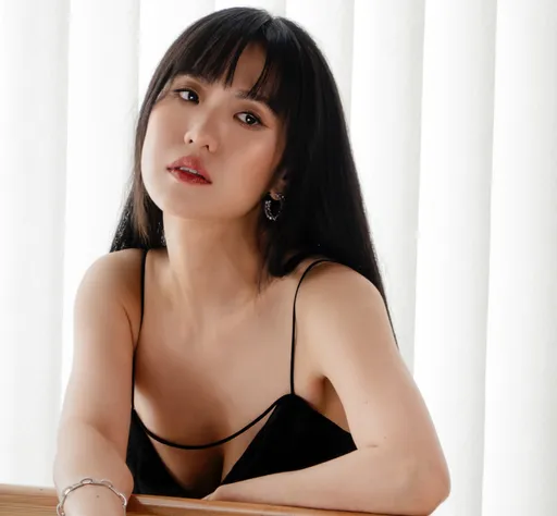 孫盛希好身材不藏了 低胸細肩帶「巨型長輩」呼之欲出