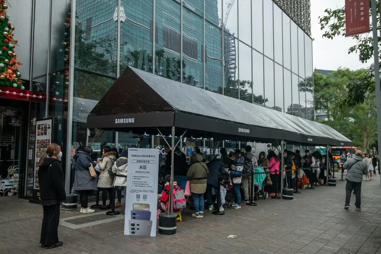 取貨首日數百星粉熱血排隊搶先機。三星提供