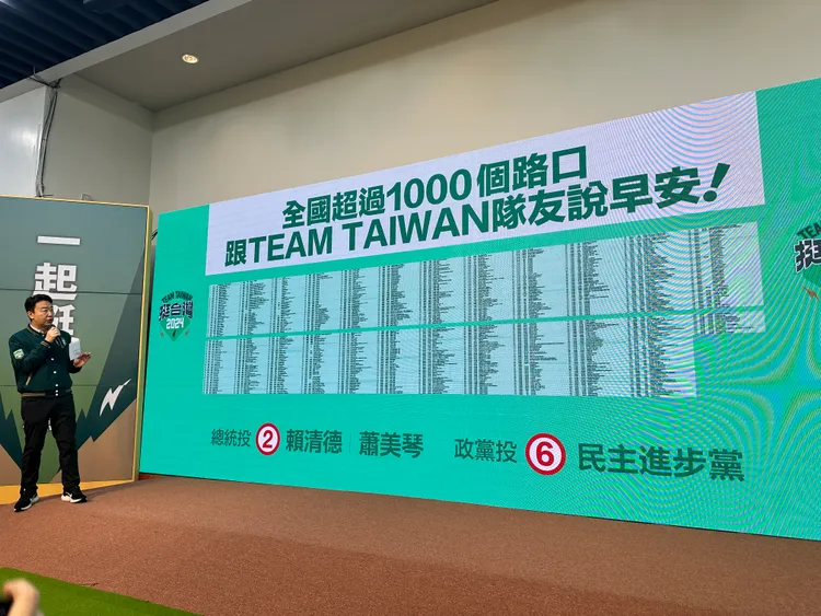 全台超過1000個路口到選前都會有民進黨公職站路口。潘袁詩羽攝