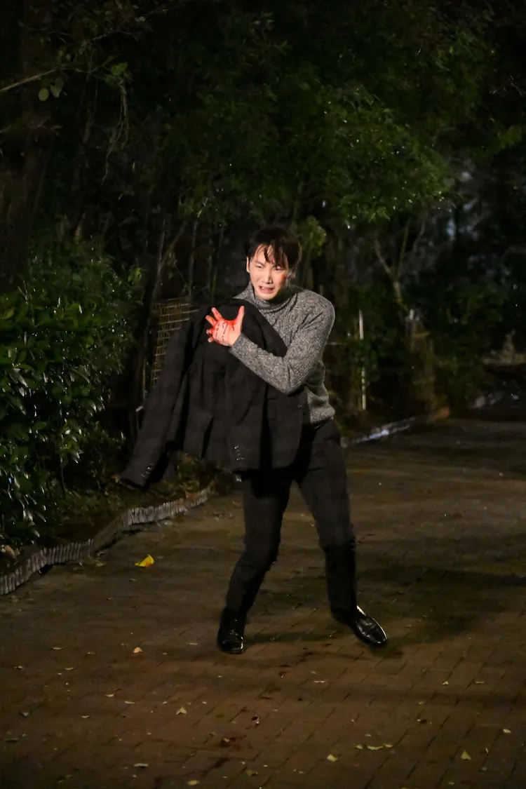 李睿紳狼狽抱斷臂。三立提供